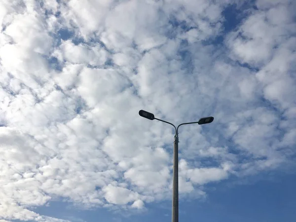 Utcai Lámpaoszlop Két Lámpással Háttérben Festői Cirrus Felhők — Stock Fotó