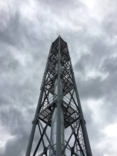 Konstrukce Průmyslová Kovová Věž Trubkou Uprostřed Pozadí Malebných Mraků — Stock fotografie