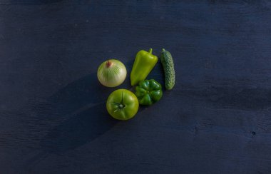 Siyah arka planda taze sebzeler