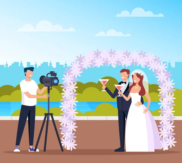 公共の公園の自然の中で結婚式のカップルの花嫁と新郎の写真を撮るプロの写真男のキャラクター ベクトルフラット漫画グラフィックデザインイラスト — ストックベクタ