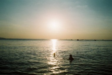 gün batımında denize Tayland