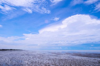 Mavi gökyüzü ve beyaz bulutlar