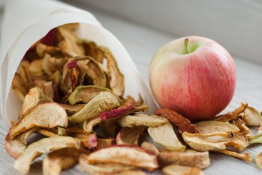 Beyaz arka planda lezzetli kurutulmuş elma dilimleri