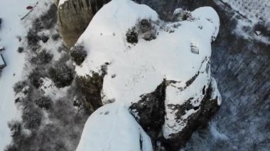 Kırım'daki dağların, ormanların ve tarlaların havadan görünümü. Doğal alanlar üzerinde bir drone çekim