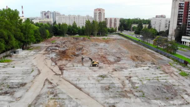 城市环境中建筑面积的航空 圣彼得堡 城市使用挖掘机进行施工准备的空中勘测 — 图库视频影像