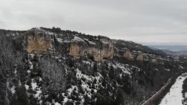 Kırım'daki dağların, ormanların ve tarlaların havadan görünümü. Doğal alanlar üzerinde bir drone çekim