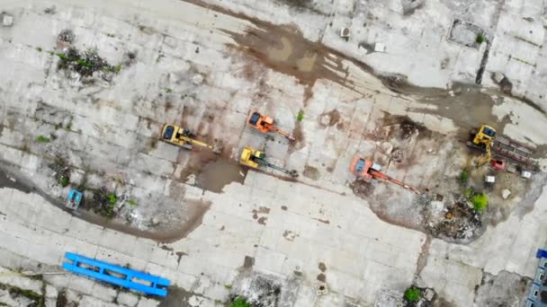 都市環境の建物エリアの空中4Kビュー サンクトペテルブルク 市内の掘削機を用いて建設準備の空中調査 — ストック動画