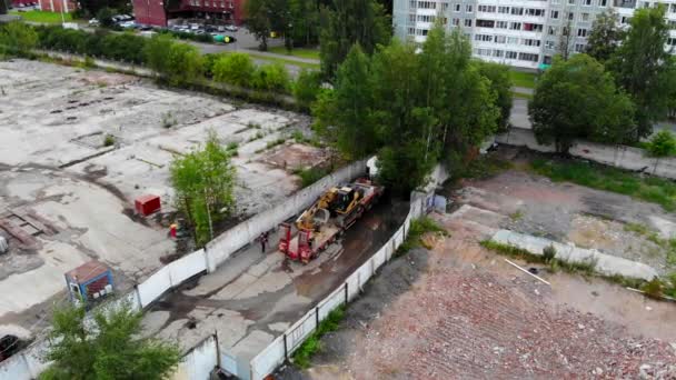 都市環境の建物エリアの空中4Kビュー サンクトペテルブルク 市内の掘削機を用いて建設準備の空中調査 — ストック動画