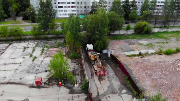 城市环境中建筑面积的航空 圣彼得堡 城市使用挖掘机进行施工准备的空中勘测 — 图库视频影像