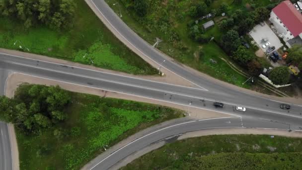 Luchtfoto Van Weg Buiten Stad Weg Met Auto Bossen Velden — Stockvideo