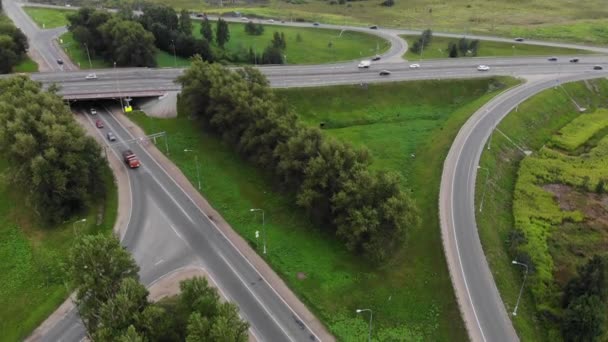 Légiút Városon Kívül Útépítés Erdők Mezők Levegőből — Stock videók