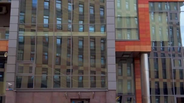 Зйомки архітектури нових будівель у місті 4K — стокове відео