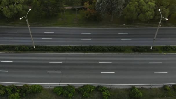 市内の道路の航空写真 4k — ストック動画