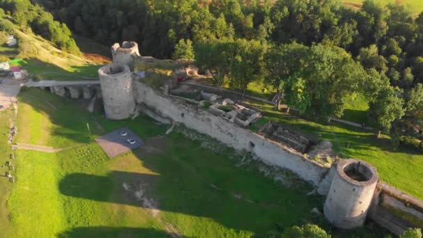 Riprese con un elicottero 4K video di un'antica fortezza fuori città — Video Stock