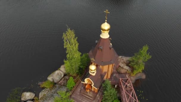 Střelba z kopce nad jezerem u ostrova s kostelem — Stock video