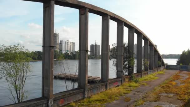 El vídeo 4K desde el aire del viejo puente de arco — Vídeos de Stock