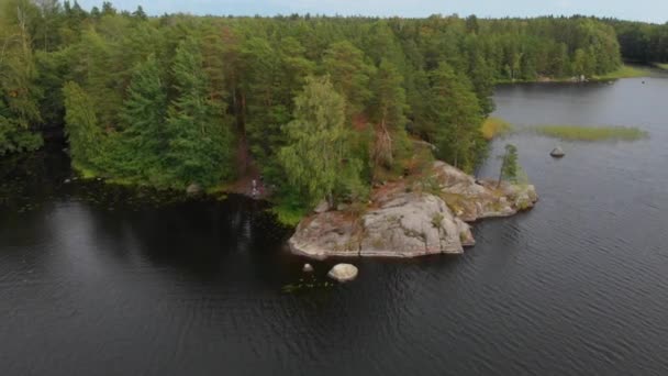 Vídeo aéreo sobre lago e isla en la región de Leningrado 4K — Vídeos de Stock