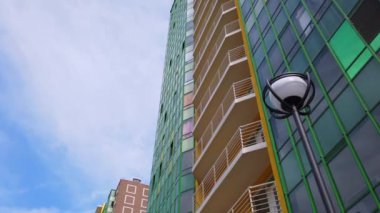 4k şehirde yeni binaların çekim mimarisi