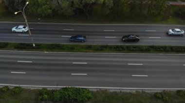 4k şehirde yolun havadan görünümü