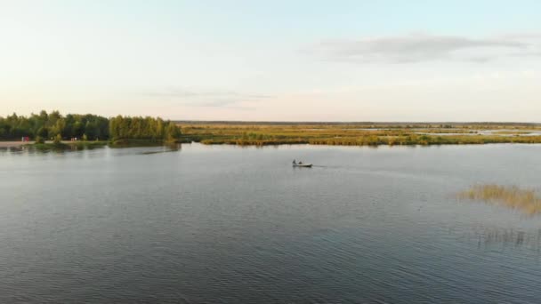 Повітряні відео над озером і островом в Ленінградській області 4K — стокове відео