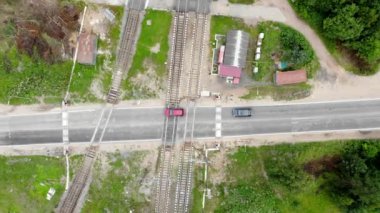 Demiryolu nun havadan kameragrafisi ve geçen trenler