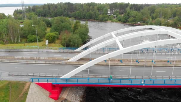 Aerial video of the arched bridge with cars across the river — Stock Video