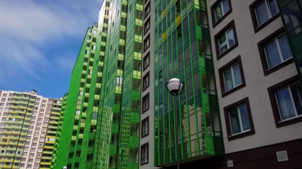 Arquitectura de tiro de nuevos edificios en la ciudad 4K — Vídeos de Stock