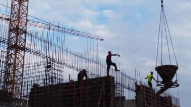 Şehirde yeni evler inşa etme süreci çekim