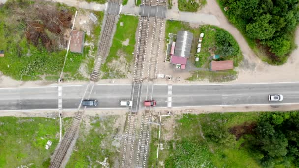 Flygvideography av järnvägen och passerande tåg — Stockvideo