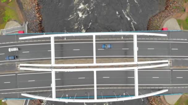 Εναέρια βίντεο της τοξωτής γέφυρας με αυτοκίνητα κατά μήκος του ποταμού — Αρχείο Βίντεο