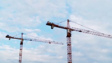Şehirde yeni evler inşa etme süreci çekim