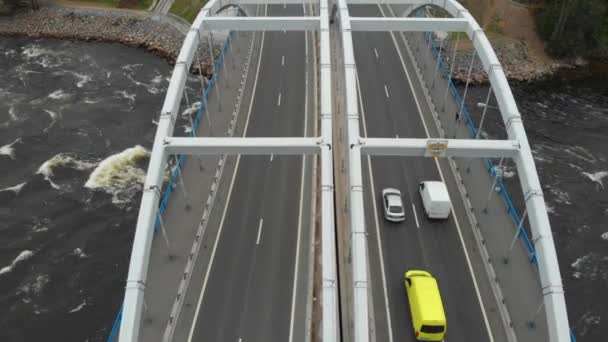 Воздушное видео арочного моста с автомобилями через реку — стоковое видео