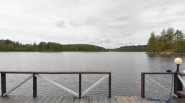 Leningrad bölgesinde göl ve ada üzerinde hava video 4k