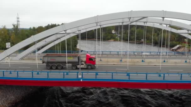 Nehir boyunca araba ile kemerli köprünün havadan video — Stok video