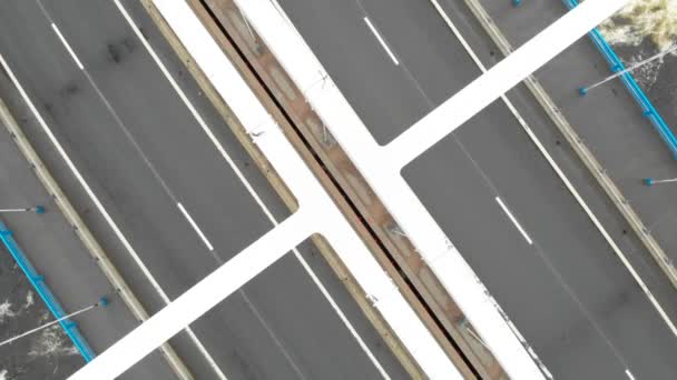 Lucht video van de gewelfde brug met auto's aan de overkant van de rivier — Stockvideo