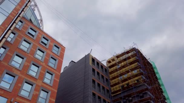 Schiet architectuur van nieuwe gebouwen in de stad 4k — Stockvideo