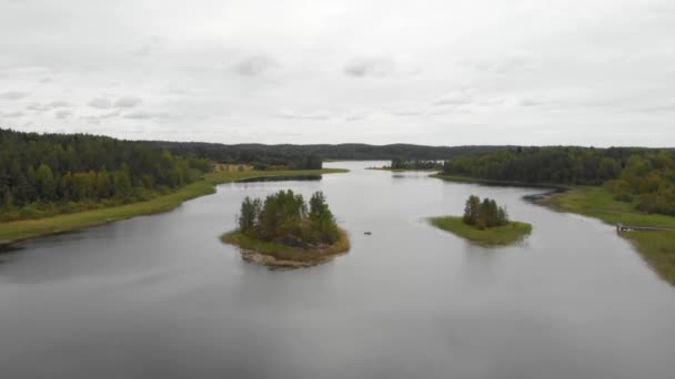 Vzdušné video nad jezerem a ostrovem v Leningradské oblasti 4k — Stock video