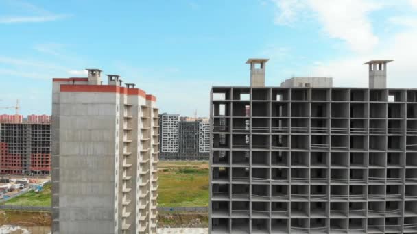 Воздушное видео новых зданий в пригороде Санкт-Петербурга 4К — стоковое видео