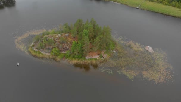 Vídeo aéreo sobre lago e ilha na região de Leningrado 4K — Vídeo de Stock