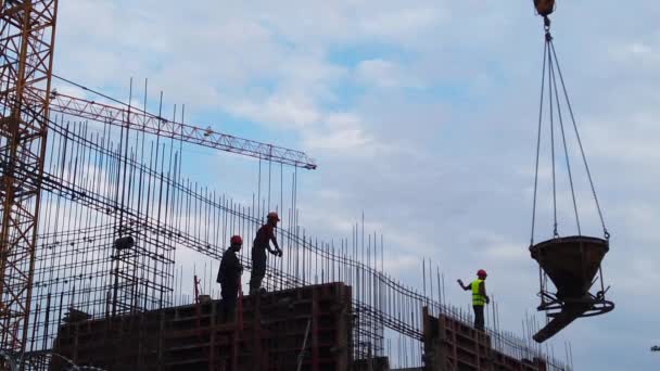Lövés a folyamat építésének új házak a városban — Stock videók