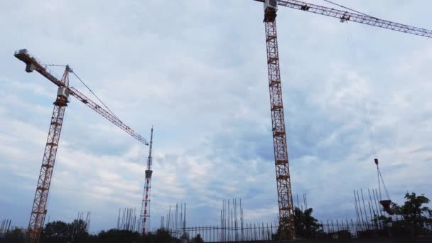 Tiro al proceso de construcción de nuevas casas en la ciudad — Vídeo de stock