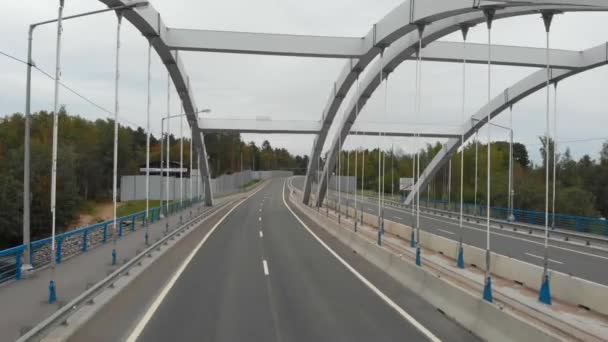 Vídeo aéreo da ponte arqueada com carros do outro lado do rio — Vídeo de Stock