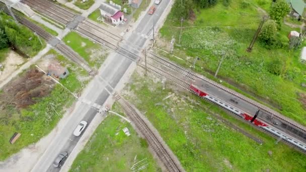 Vídeo aéreo da via férrea e comboios de passagem — Vídeo de Stock