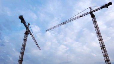 Şehirde yeni evler inşa etme süreci çekim