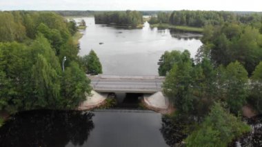 Leningrad bölgesinde göl ve ada üzerinde hava video 4k