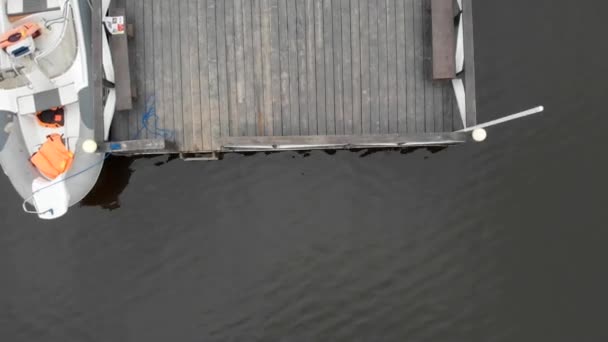 Skytte från luft båten nära stranden står på bryggan — Stockvideo