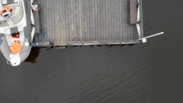 Disparos desde el barco aéreo cerca de la orilla de pie en el muelle — Vídeo de stock