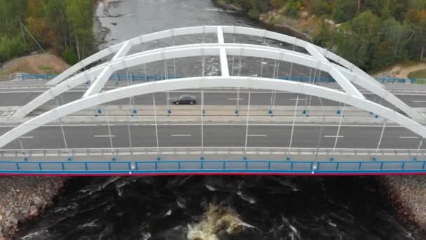 Vídeo aéreo del puente arqueado con coches cruzando el río — Vídeos de Stock