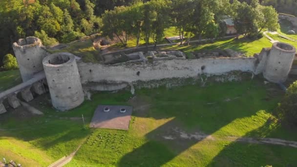 Şehir dışında eski bir kale bir helikopter 4k video ile çekim — Stok video