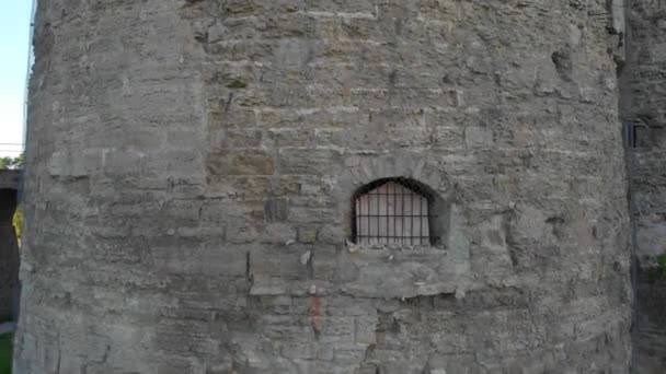 Tournage avec un copter vidéo 4K d'une ancienne forteresse à l'extérieur de la ville — Video